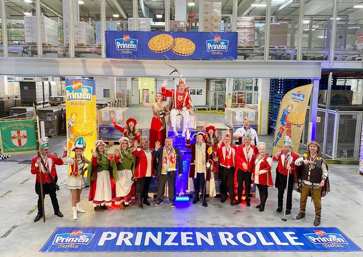 Übergabe Wurfgebäck Griesson - de Beukelaer Rosenmontagszug Koblenz