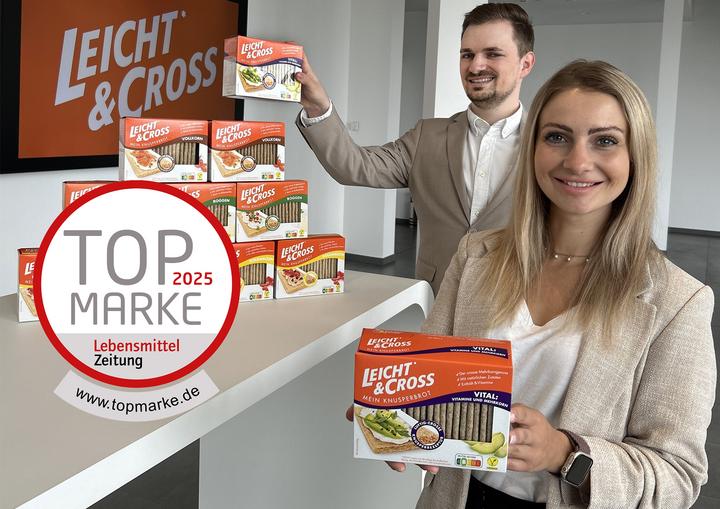 LEICHT&CROSS als „Top-Marke 2025“ ausgezeichnet: Die beiden Markenmacher Florian Koch und Sophia Frank freuen sich sehr über die Auszeichnung