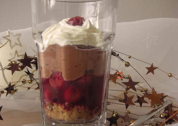 Schwarzwälder Kirsch im Glas mit Chocolate Mountain Cookies von Griesson