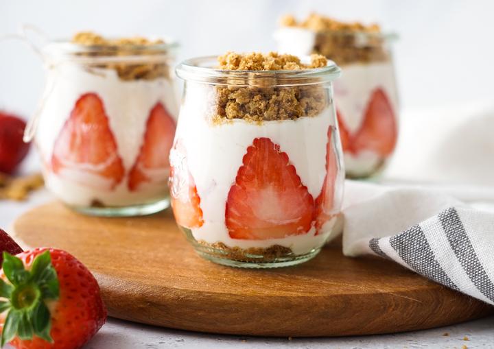 Erdbeer-Dessert im Glas mit Hafer-Cookies