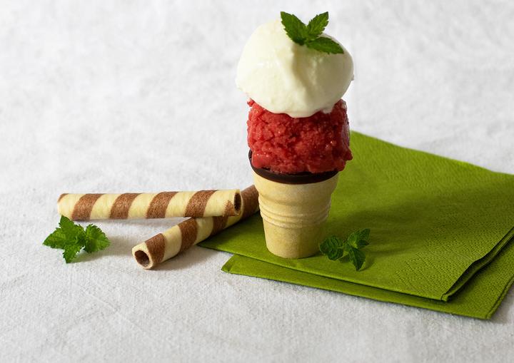 Frozen Joghurt und Erdbeersorbet im Waffelbecher von DeBeukelaer